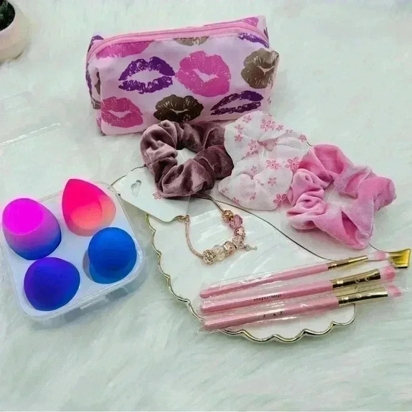 Woman’s Makeup Accessories Bundle Package - Picture 1 of 4